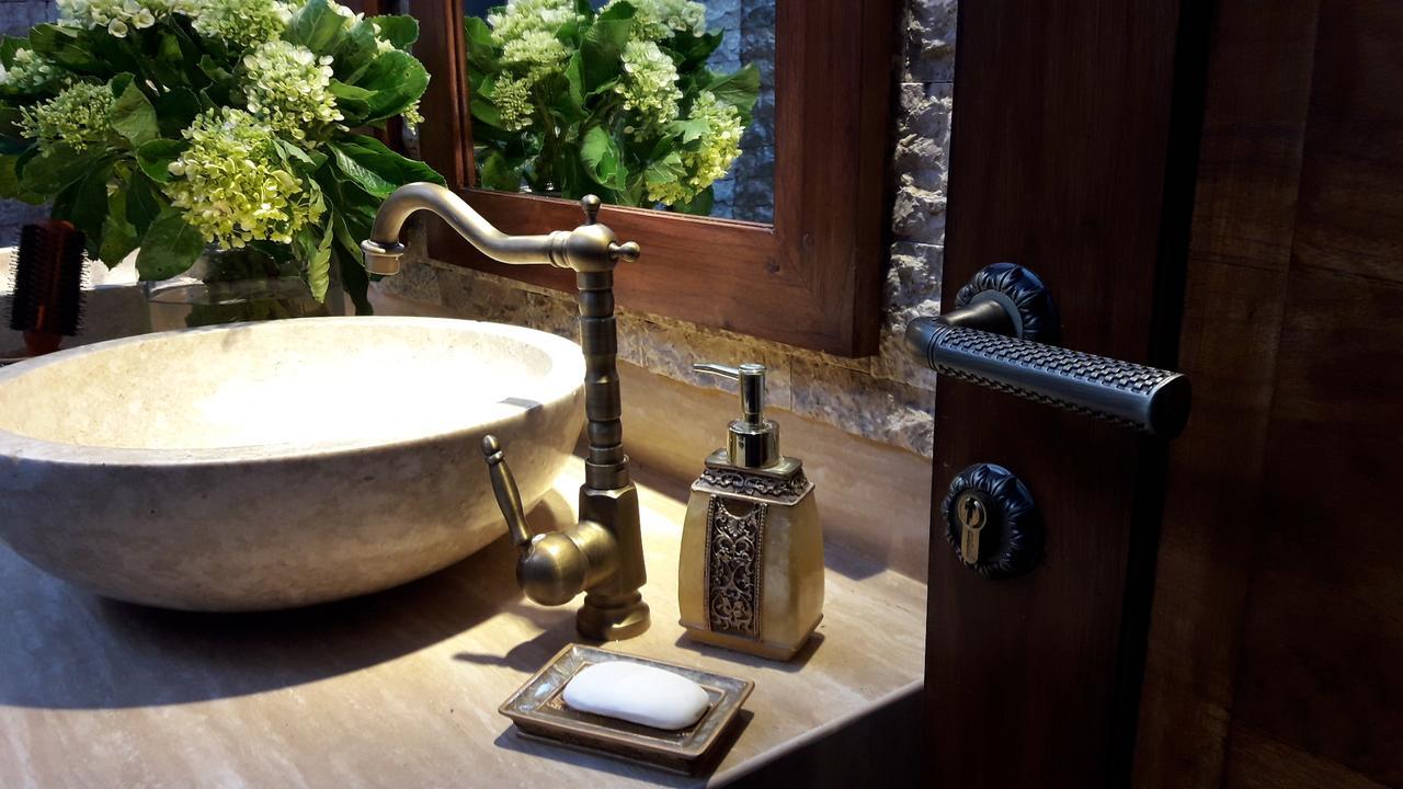A Priori Villa Ubud エクステリア 写真